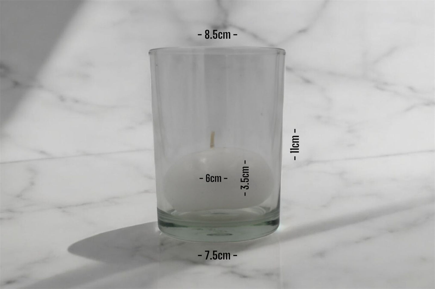 Vela flotante blanca en vaso de cristal reutilizable