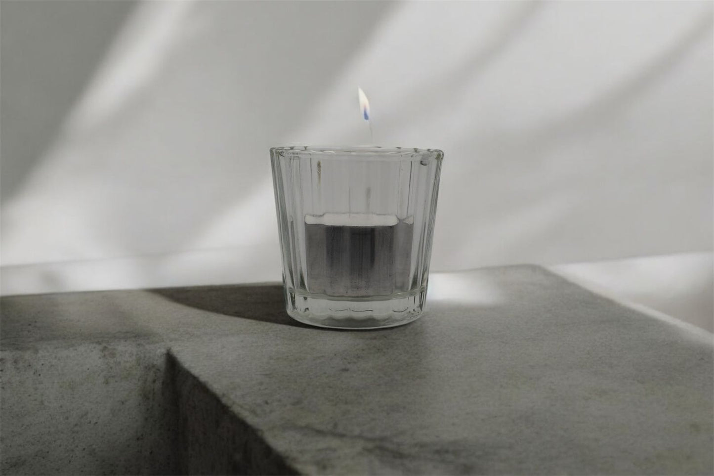 Vela tea light en vaso votivo de cristal