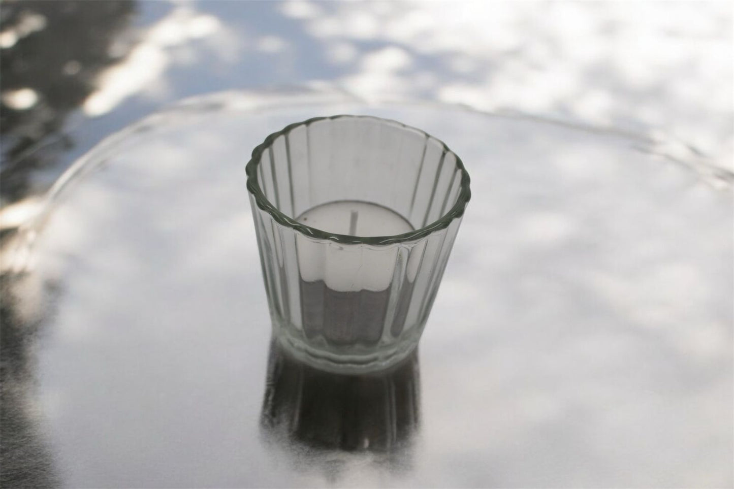 Vela tea light en vaso votivo de cristal