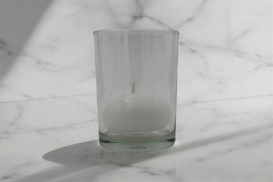 Vela flotante blanca en vaso de cristal reutilizable