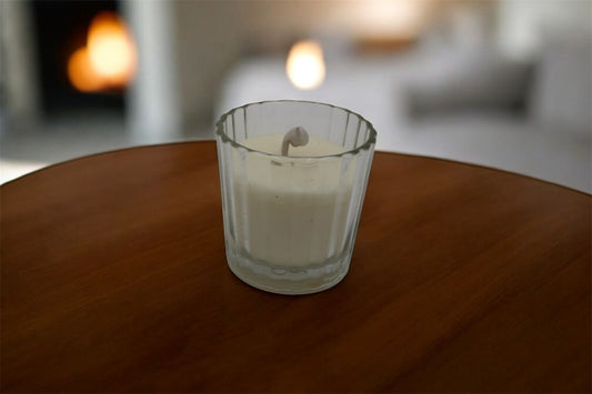 Vela aromática de cera de soya en vaso votivo de cristal