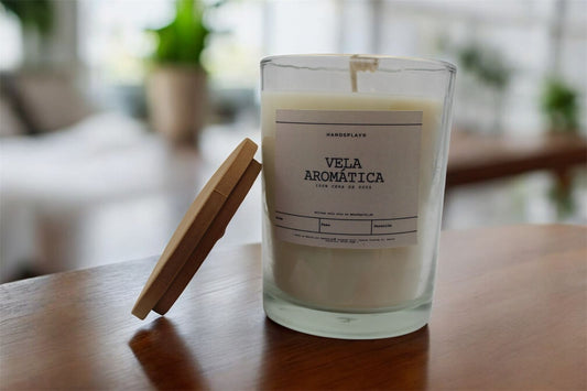 Vela aromática de cera de soya en vaso de cristal