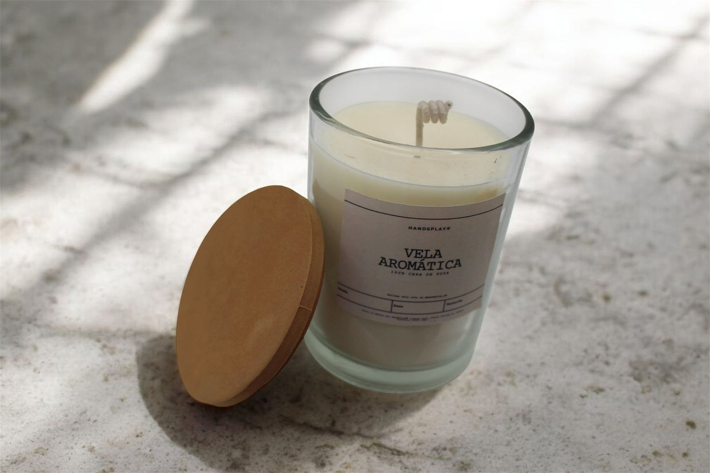 Vela aromática de cera de soya en vaso de cristal