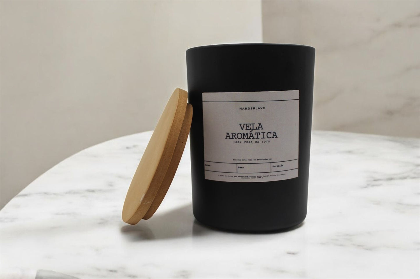 Vela aromática de cera de soya en vaso de cristal negro