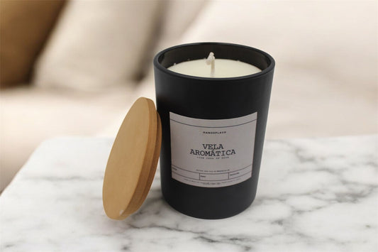 Vela aromática de cera de soya en vaso de cristal negro