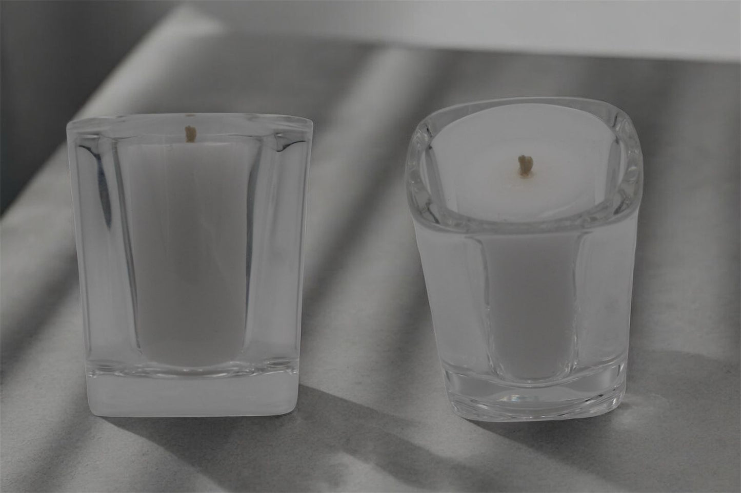 Vela blanca envase cuadrado de cristal