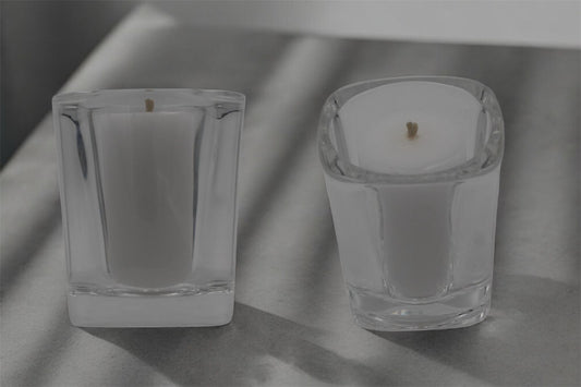 Vela blanca envase cuadrado de cristal