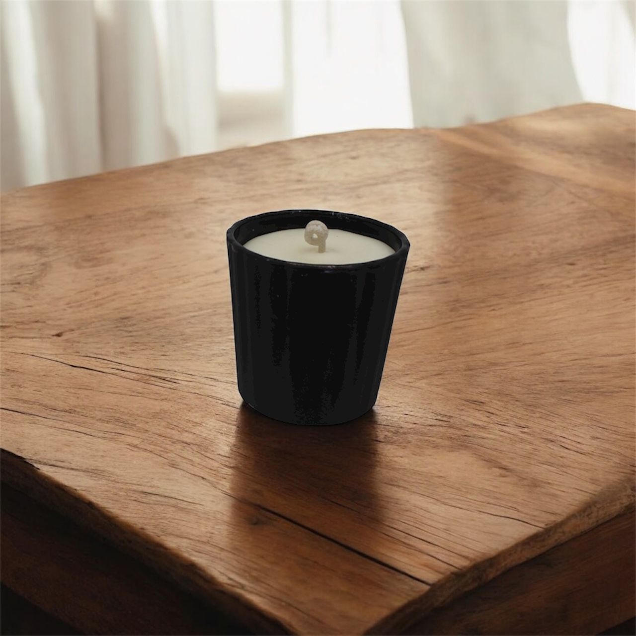 Vela aromática de cera de soya en vaso votivo de cristal negro